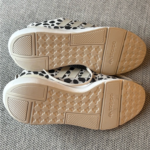 🐆Adidas Women’s Leopard Print Sneakers - Picture 3 of 4
